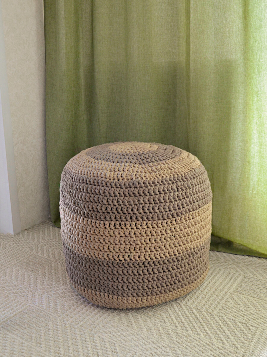 фото Вязаный пуфик Трикотаж для спальни