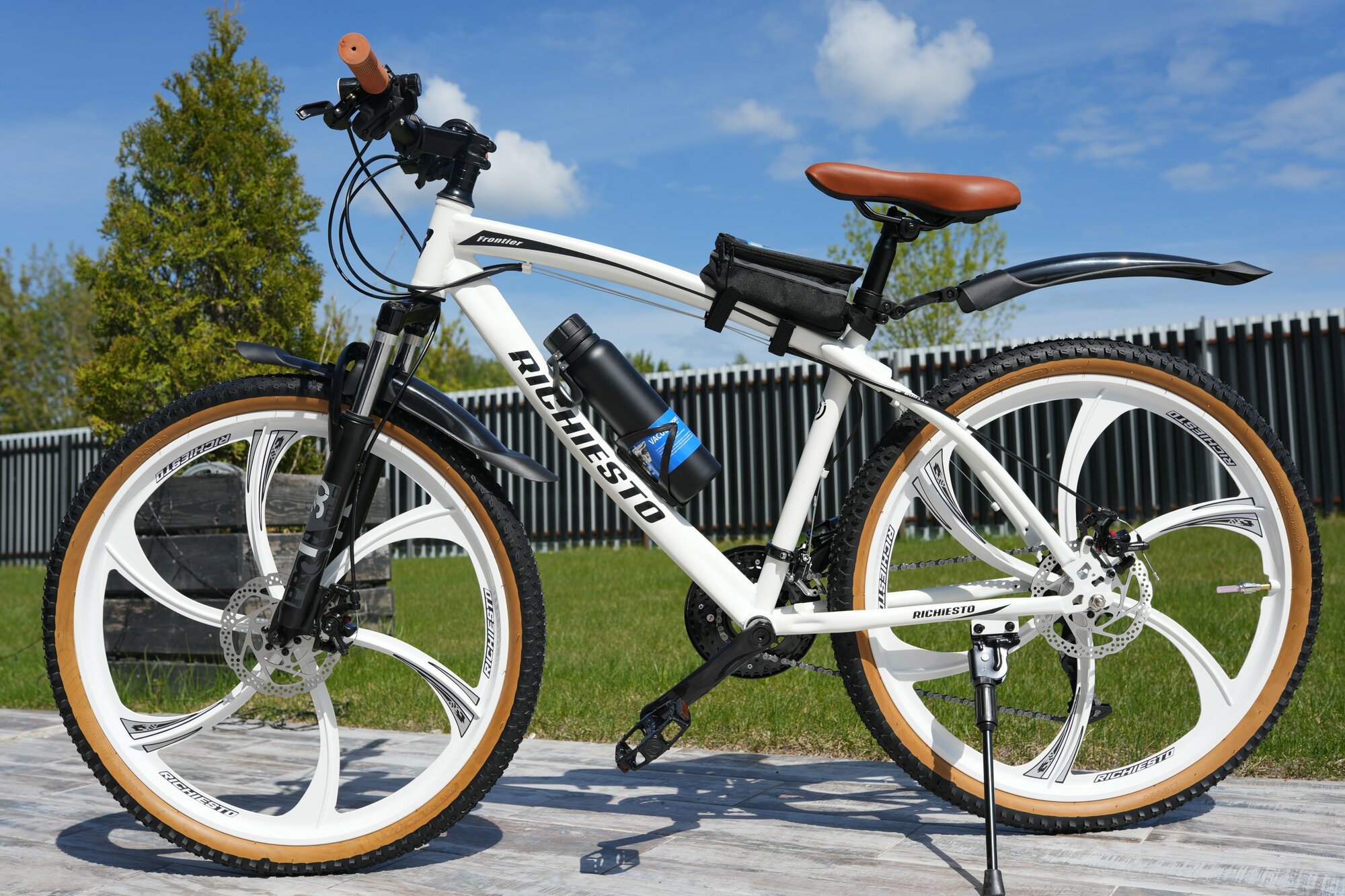 фото Велосипед горный RICHIESTO на литых дисках" 26 дюймов, дисковые тормоза, рама 18.5, белый с коричневым