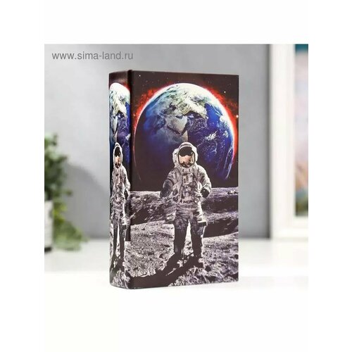 Сейф-книга дерево кожзам Космонавт на луне 21х13х5 см 1363₽