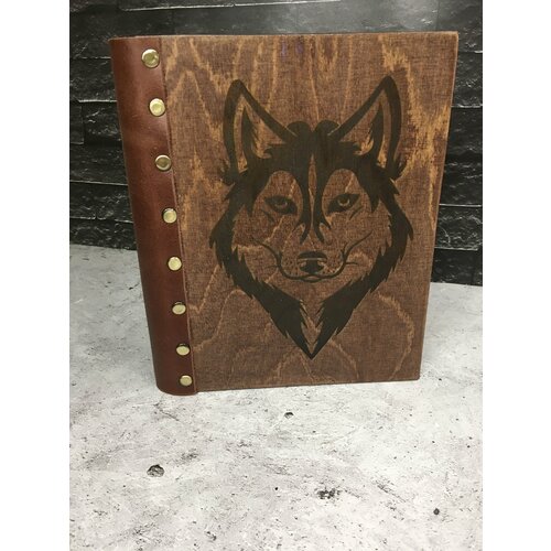 Ежедневник из дерева с гравировкой «Волк»