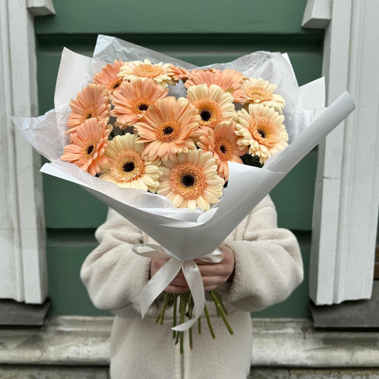 Букет из 15 персиковых гербер мини (моно 102)\ букет живых цветов — фото 1