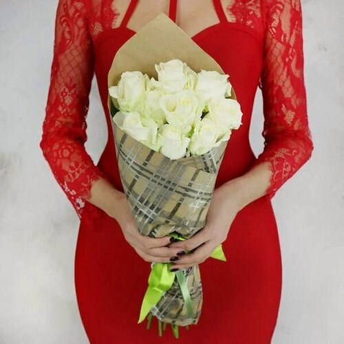 Изображение товара Букет из 9 белых роз в подарочной упаковке 50см от Букет Маркет