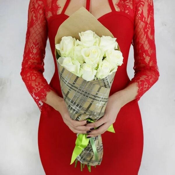 Букет из 9 белых роз в подарочной упаковке 50см от Букет Маркет