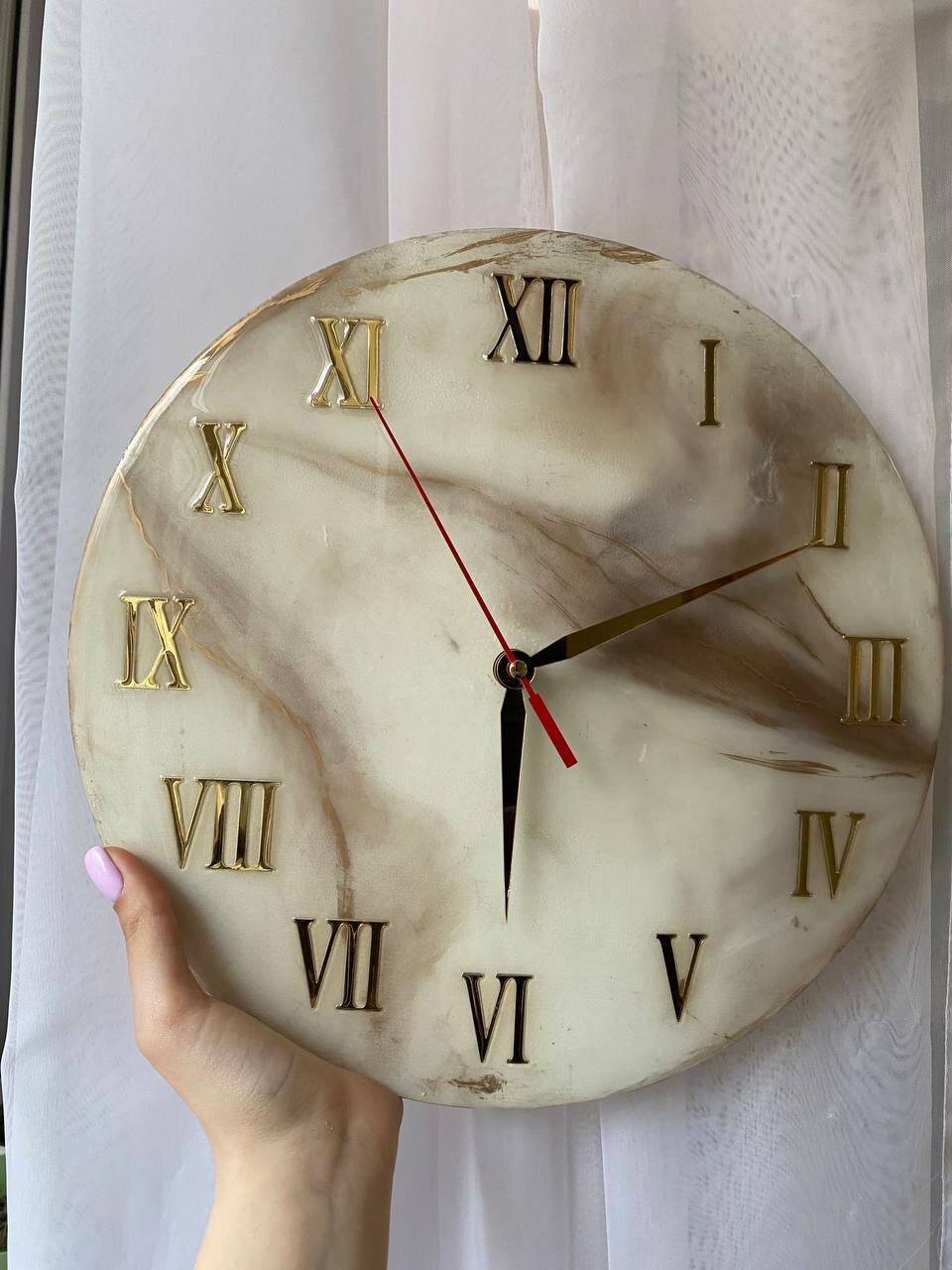 фото Настенные часы ручной работы из эпоксидной смолы