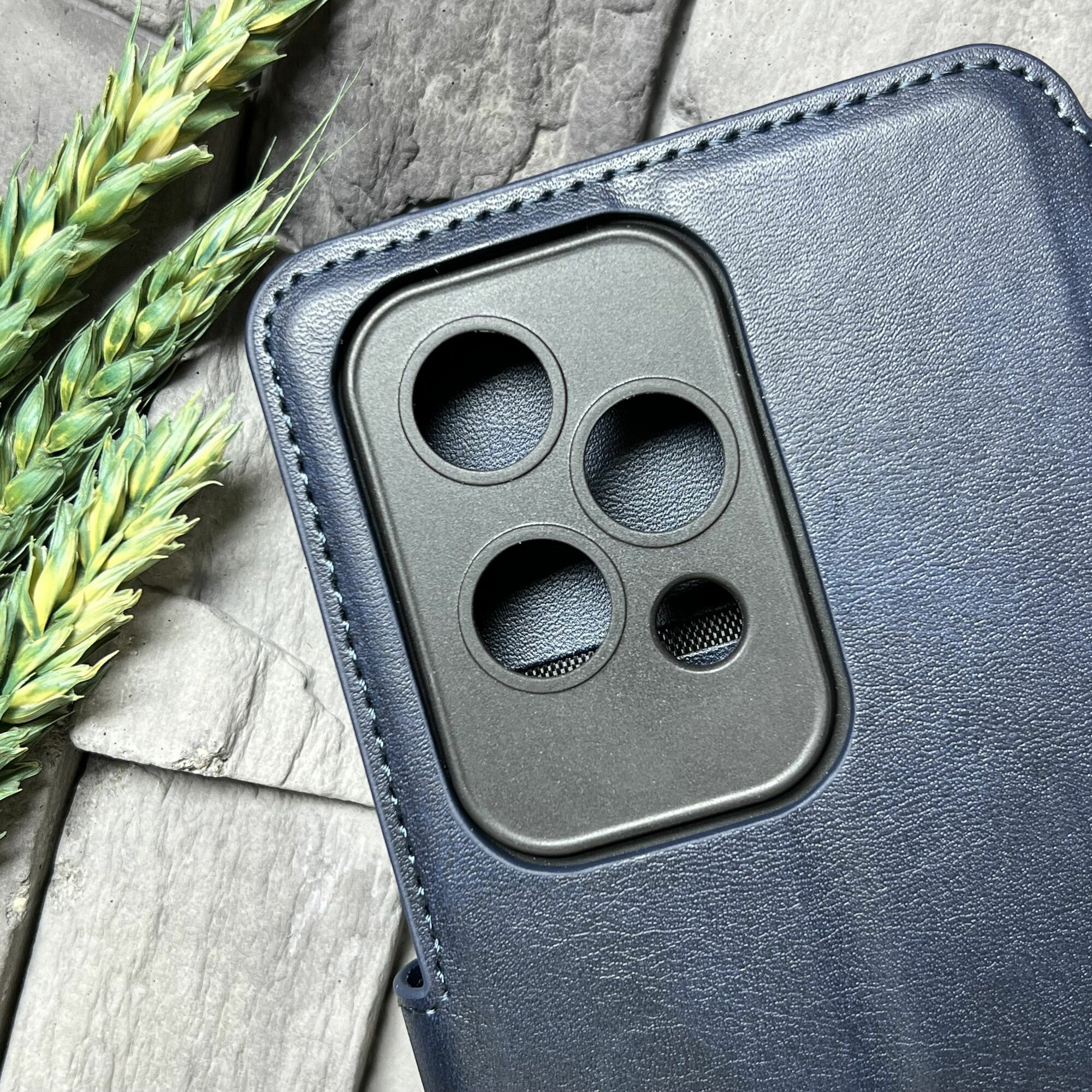 Чехол книжка для Honor 200 Lite c магнитной застежкой / Хонор 200 Лайт c хлястиком и отделением под карты , с функцией подставки , синий — фото 1