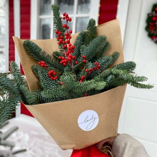 Букет из живой ели (нобилис) с веткой илекса от бренда Margo plants зеленый