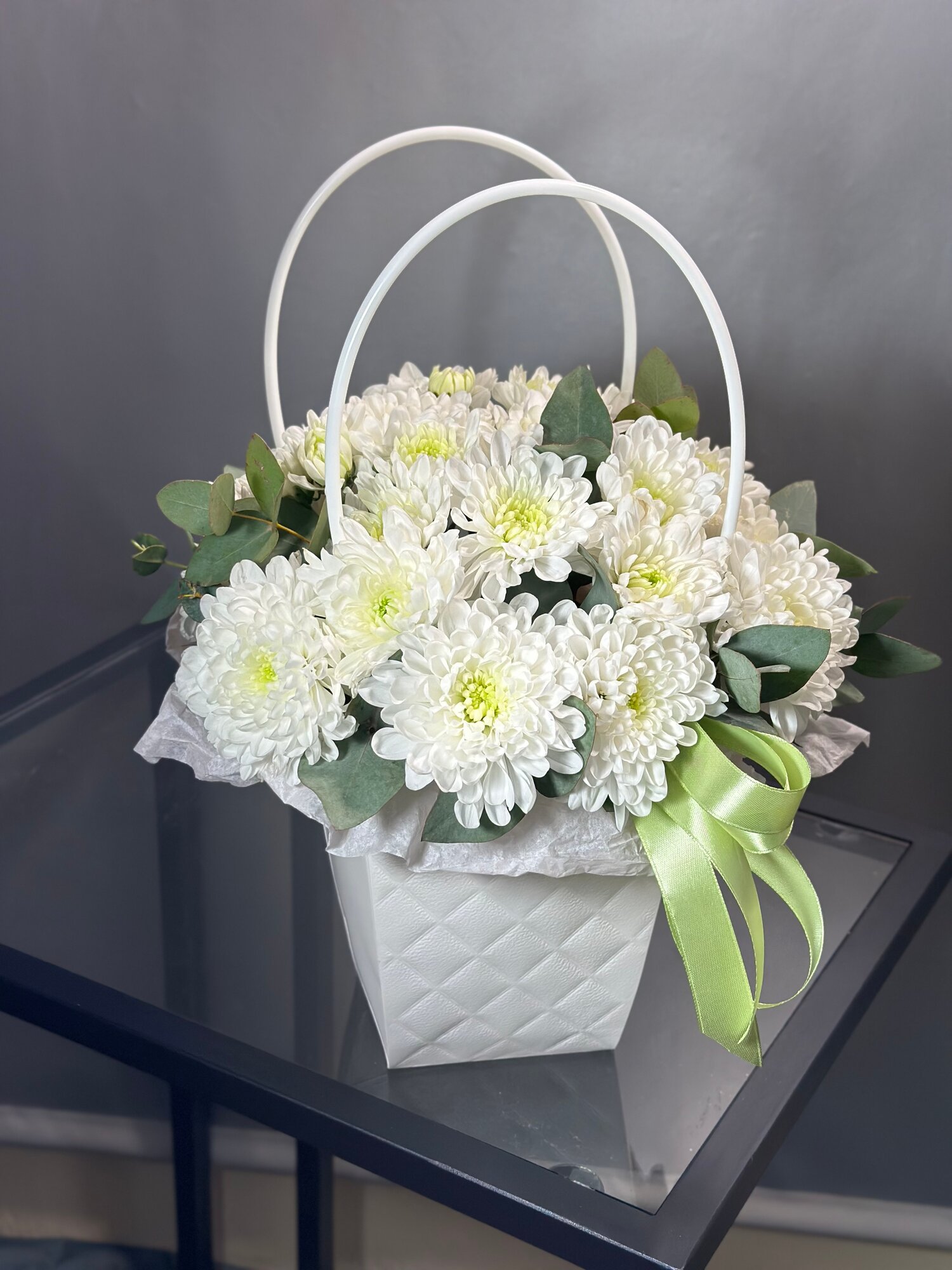 Милая корзинка корзинка из белых хризантемам для особых моментов