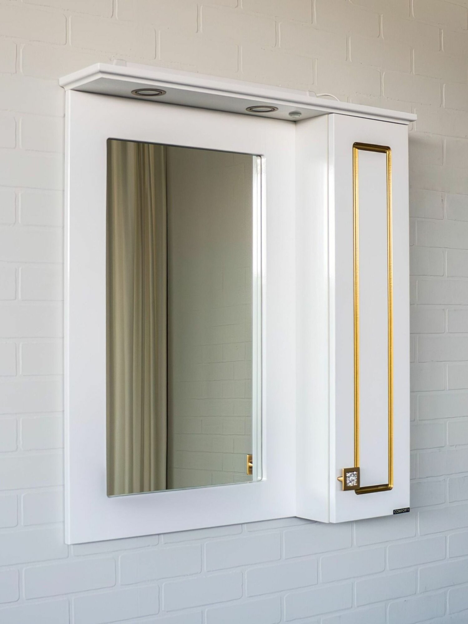 Зеркало с встроенными светильниками и шкафом на 80 см для ванной Comforty Палермо-80 белая глянцевая эмаль с золотым декором