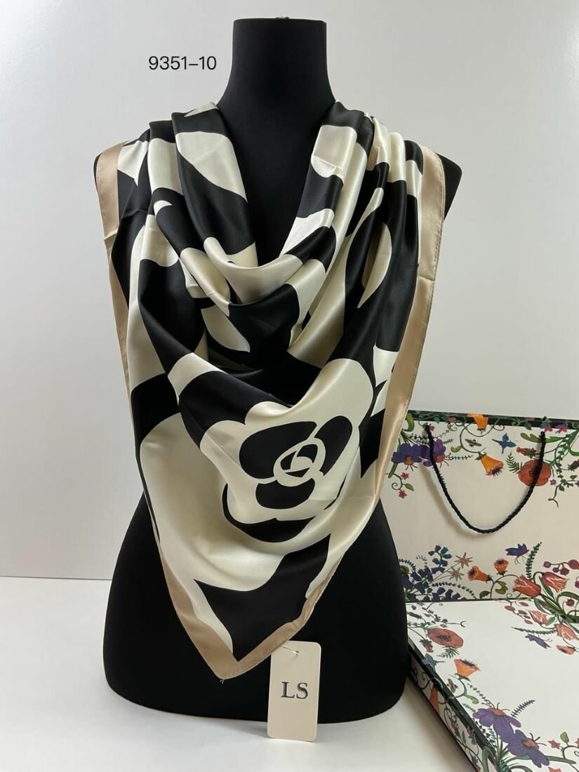 Платок World of Accessories для женщин,90х90 см, белый/черный/серый — фото 1