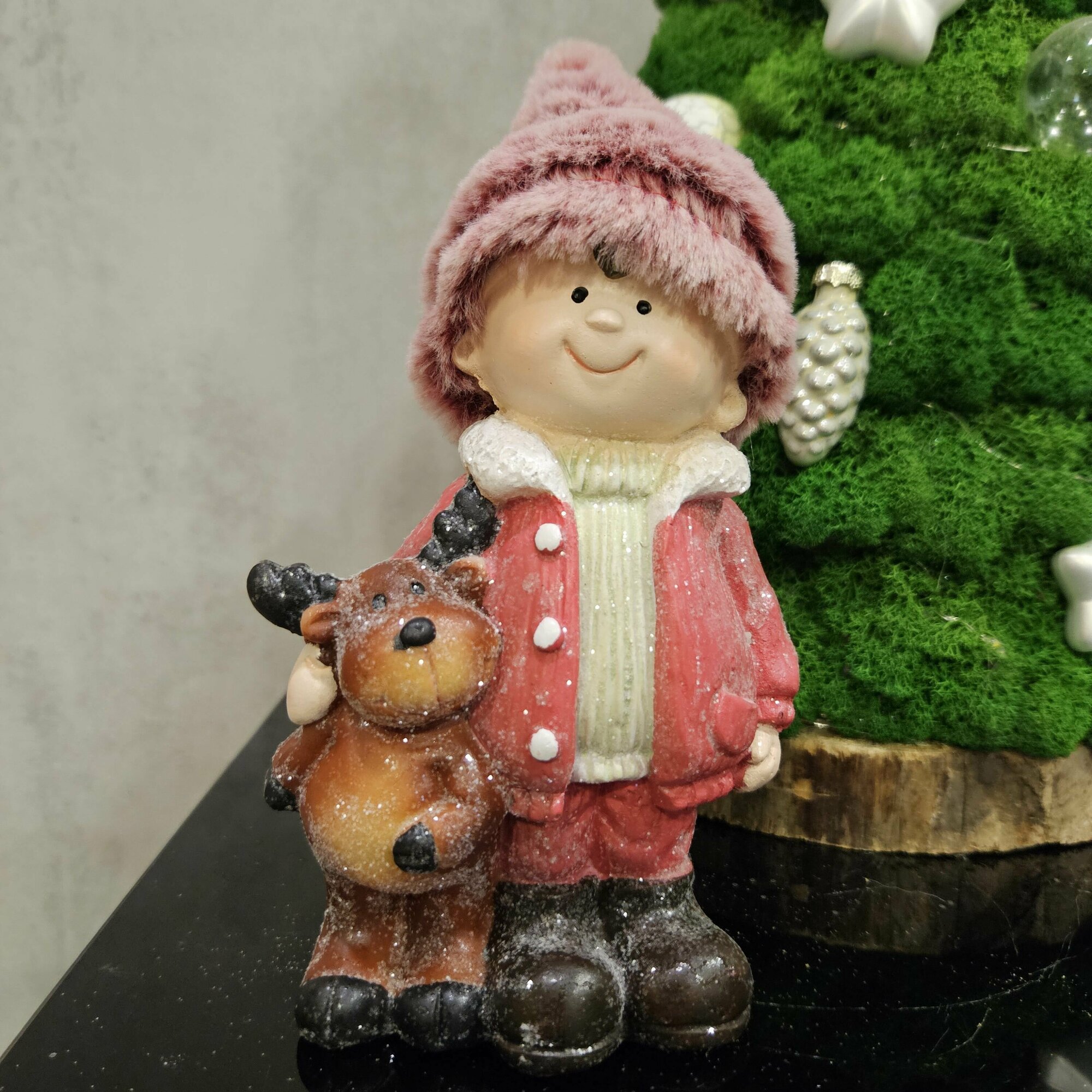 Фигурка новогодняя "Мальчик с оленем", красный, декор и интерьер в дом.