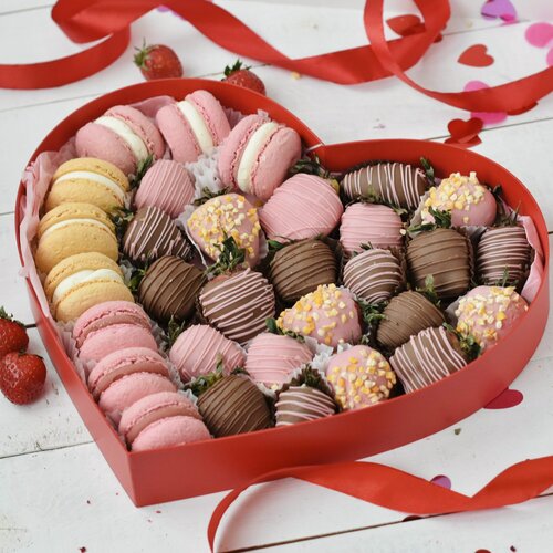 Изображение товара Потрясающий набор клубники в шоколаде и макарон