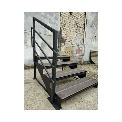 Лестница-крыльцо 4 ступени, с ДПК, ограждения слева.