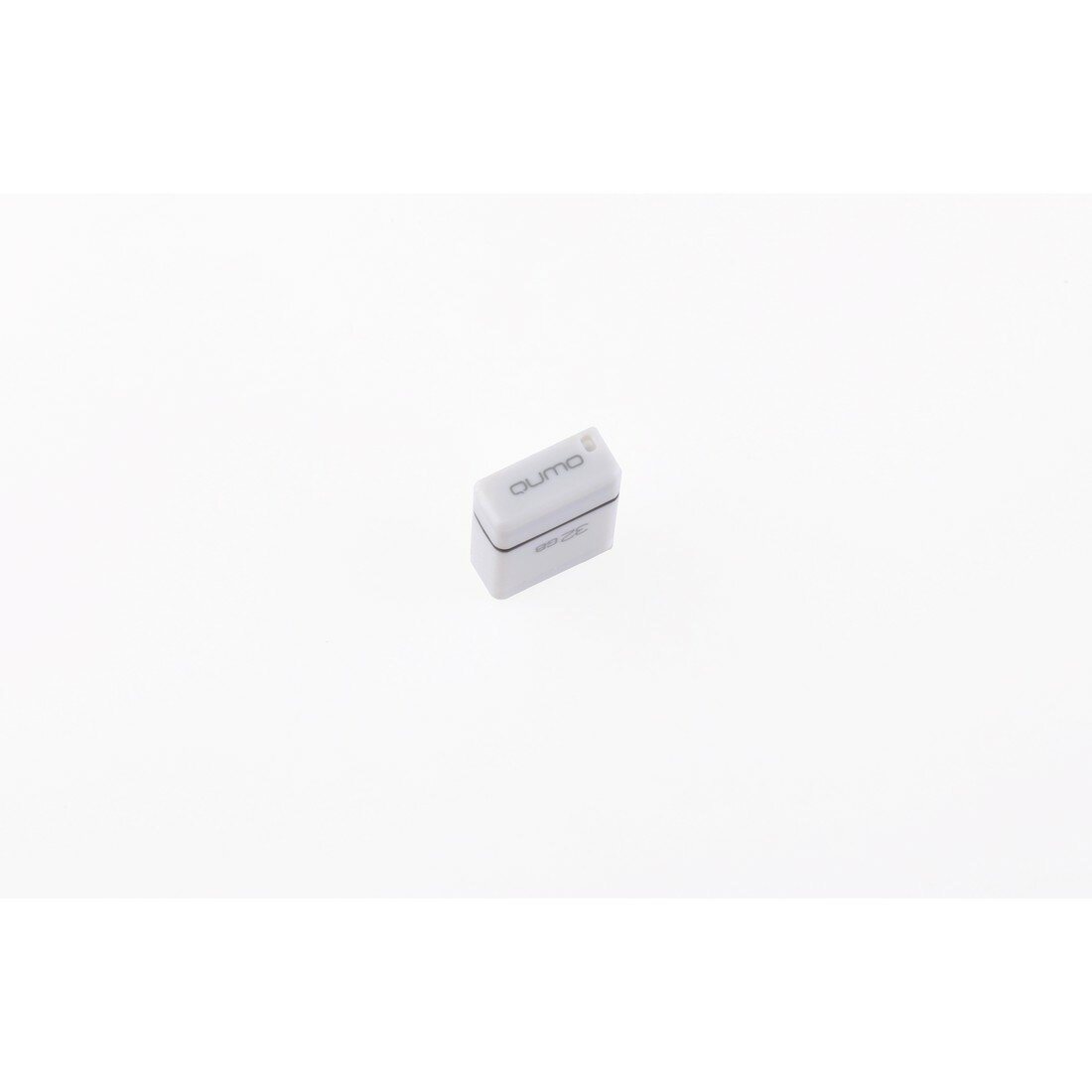 Накопитель USB 2.0 32 Гб QUMO Nano, , белый (18330)