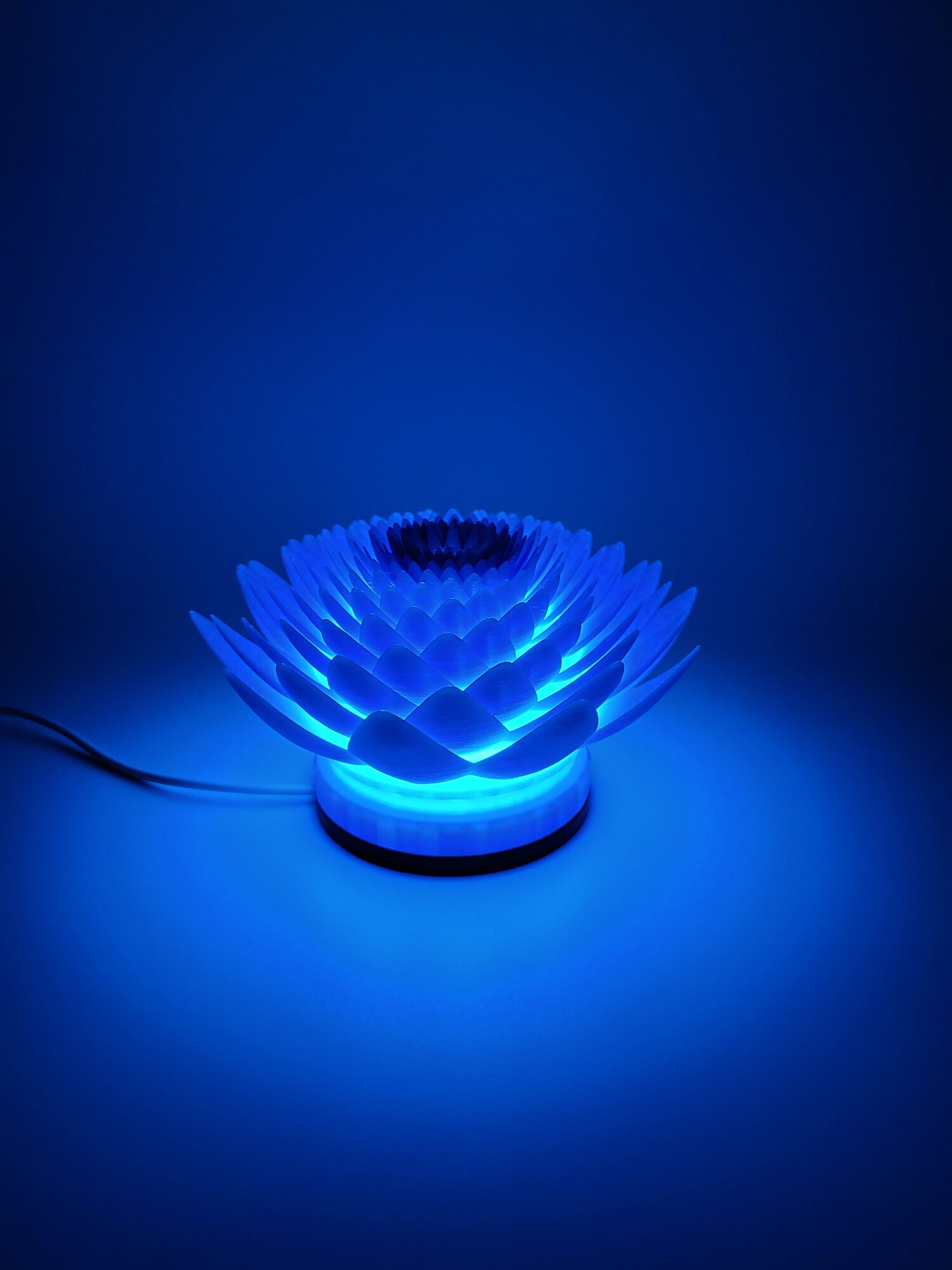 Ночник "Синий цветок" из пластика с USB портом, длинным шнуром и выключателем