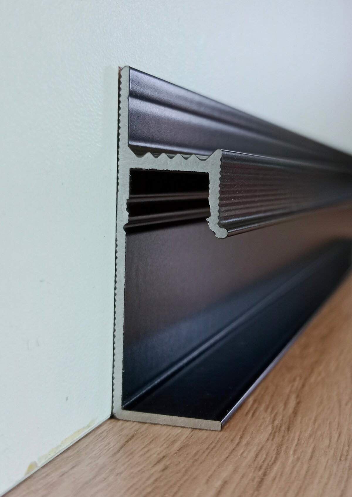 Плинтус теневой PRO-interyer PI-1-5 чёрный (45x15x2050) без рассеивателя