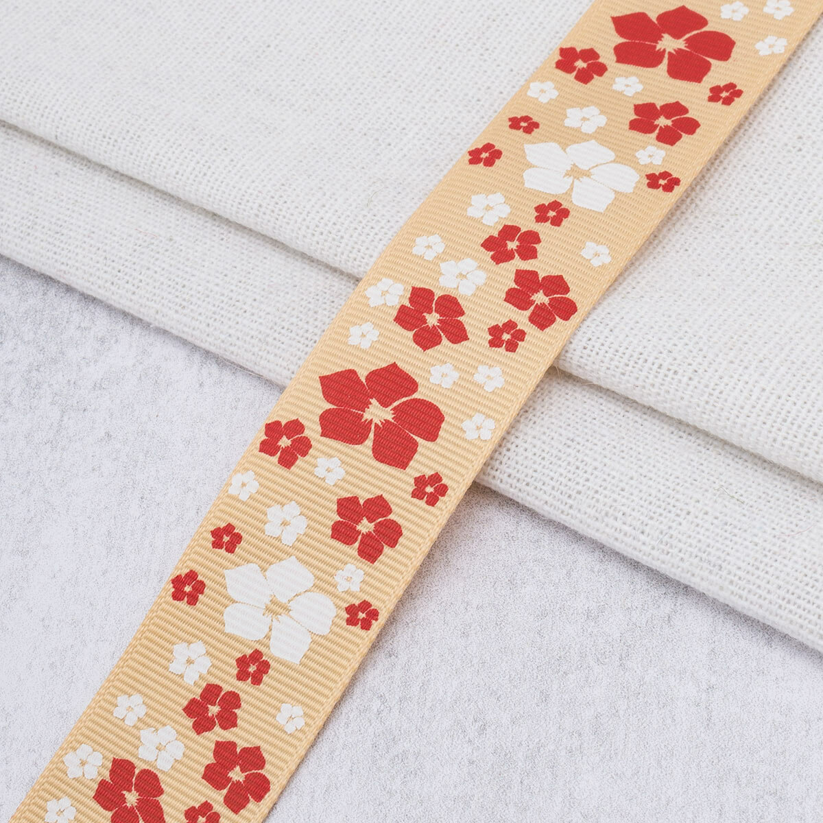 Лента декоративная для упаковки подарков репсовая с рисунком 'Цветы' 25 см х 4572 м цвет песочный