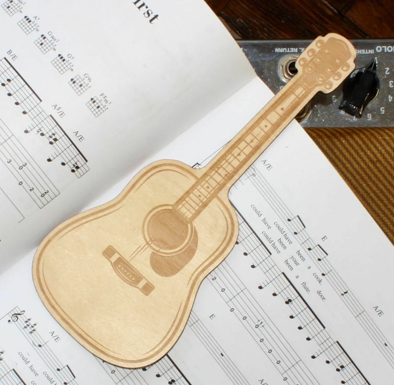 Подарок для учителя музыки, вокала / Акустическая Гитара закладка для нотной тетради, книги