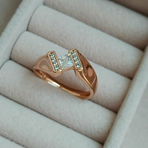 фото Кольцо, циркон, искусственный камень, размер 17, золотой нет бренда