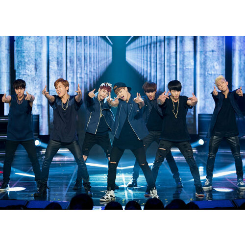 Плакат BTS Корейская рор группа на сцене на баннере, 8459см. А1