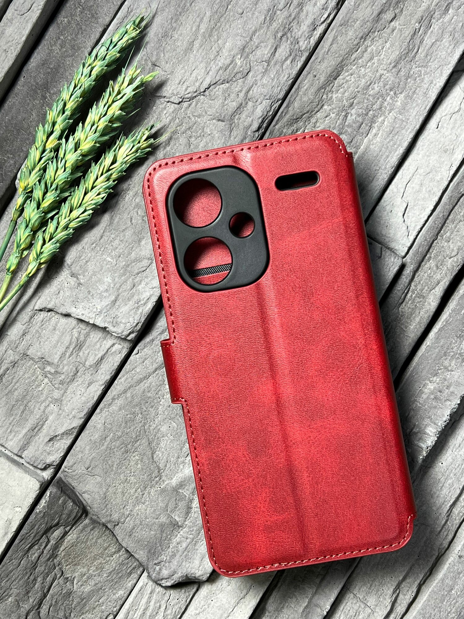 Чехол книжка для Xiaomi Redmi Note 13 Pro+ кожаный с магнитной застежкой/Сяоми Редми Ноут 13 Про+ с хлястиком, с функцией подставки, красный — фото 1