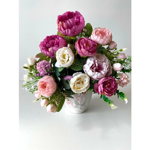 Композиция из искусственных цветов- пионы, розы