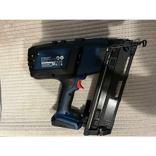 Аккумуляторный гвоздемет Bosch аккум и заряд 54000₽