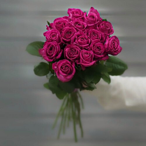 Изображение товара Букет живых цветов из 15 малиновых роз (Россия) с лентой 60 см