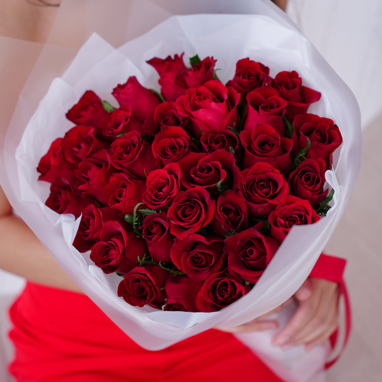 Красные розы в стильной упаковке от 15 шт