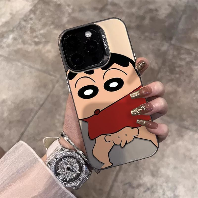Чехол на Aйфон 16 Про / IPHONE 16 PRO черный с забавным аниме-персонажем Син-тяном в красной футболке Противоударный