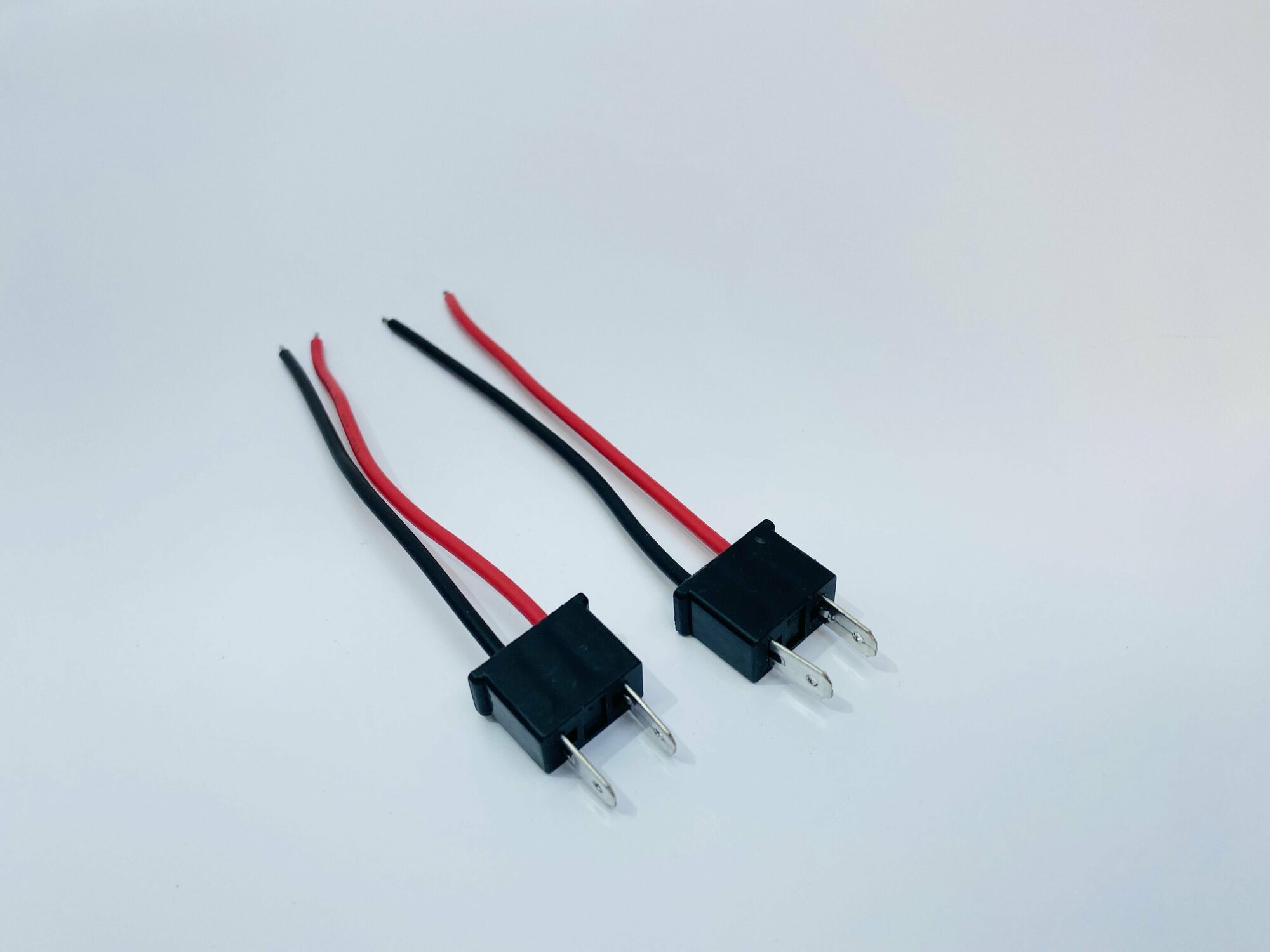 фото Разъемы для ламп H7, пластиковые, наружные (папа), с проводами 2x0.5мм кв, комплект 2шт