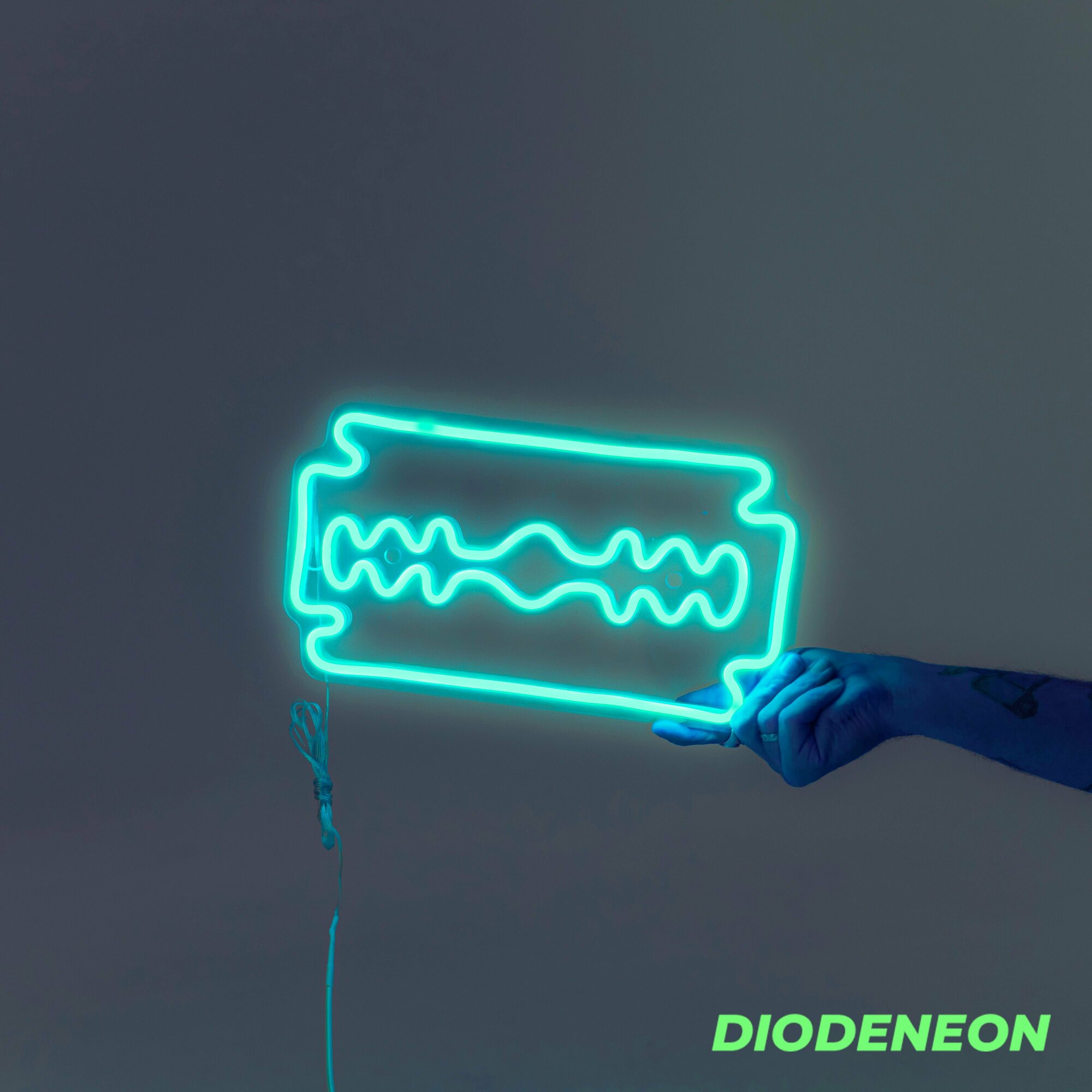 DIODENEON / Неоновая вывеска, светильник - Лезвие 30х15 см. - фотография № 1