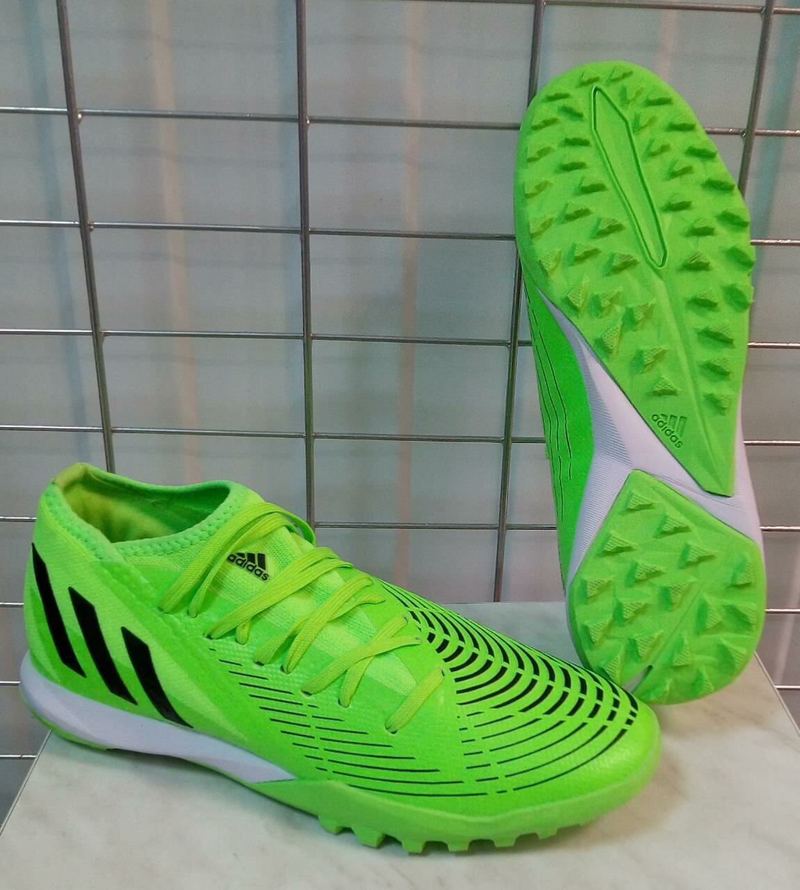 Для футбола ADIDAS PREDATOR размер 41 ( длина по стельке 25.5 см ) грунтовки футбольные сороконожки Зеленые