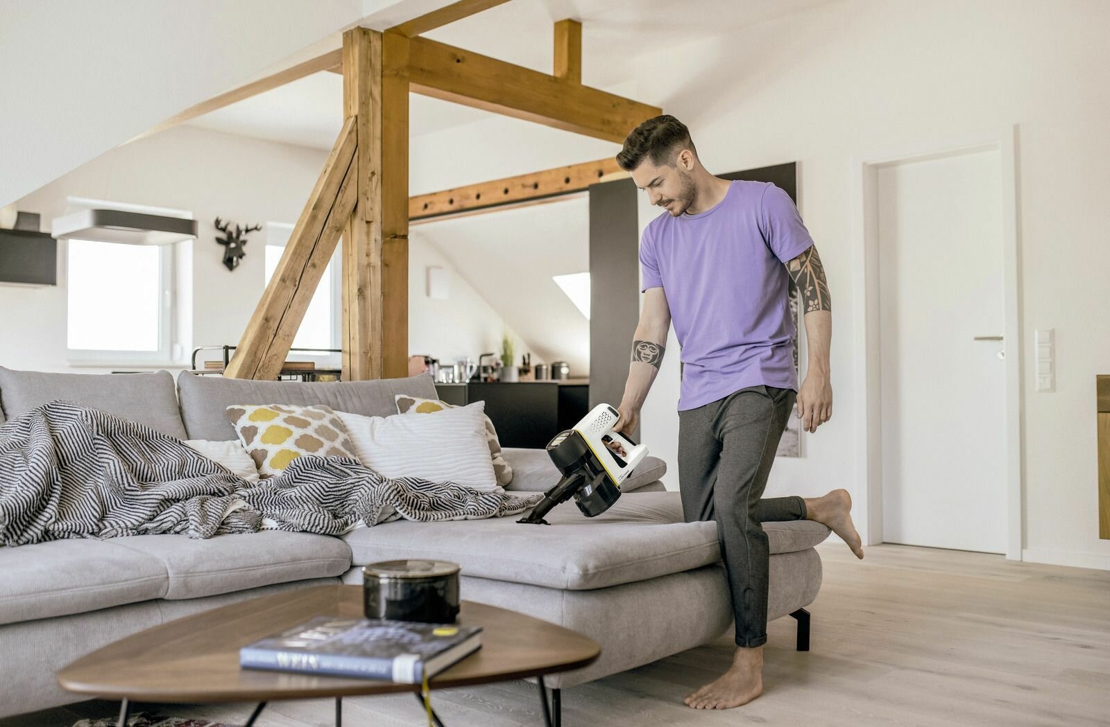 Вертикальный пылесос Karcher VC 4 Cordless myHome 1.198-630.0 140Вт — фото 1