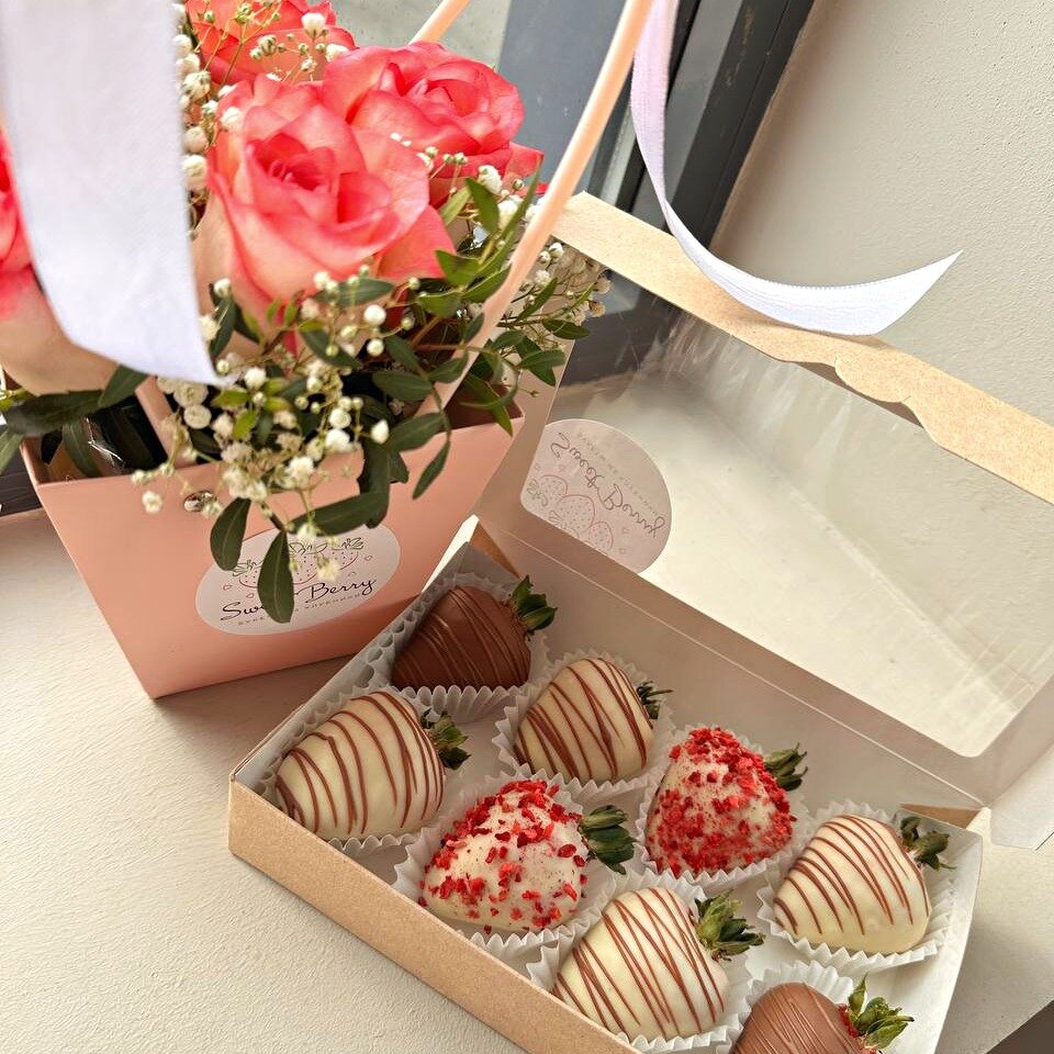 Композиция Sweet Berry " Нежная Джумилия" из 5-ти розовых роз и шоколадной клубники
