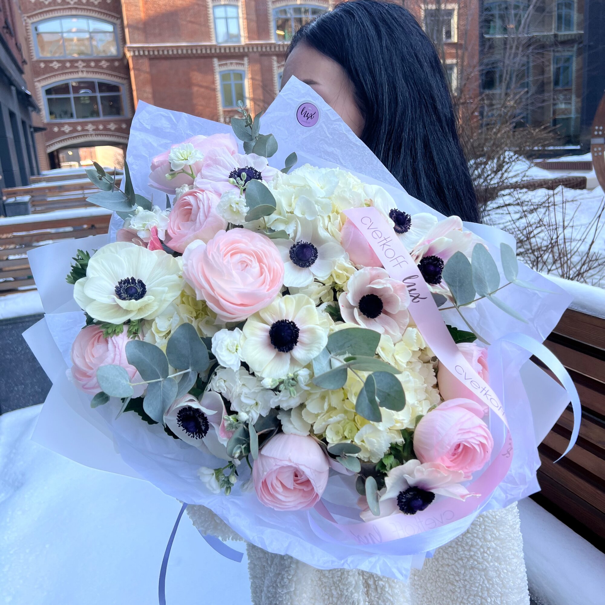 Букет «Морозное дыхание» с ранункулюсами маттиолой гортензией и анемонами