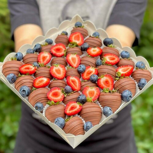 Клубника в шоколаде Композиция в коробке 