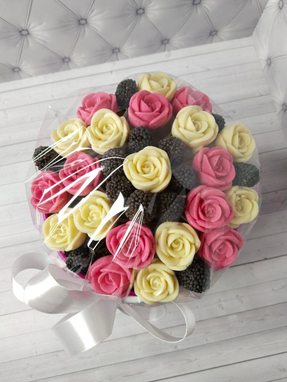 Букет из 21 шоколадных роз и 13 ягод малины мармеладные в шляпной коробке подарок на день рождения, юбилей, учителю, маме , новый год, мужу, на свадьбу