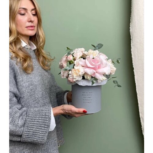 BOX "Миссис Хариз едет в Париж 3.0" - композиция в шляпной коробке с розовой розой, кустовой розой, гвоздикой и эвкалиптом