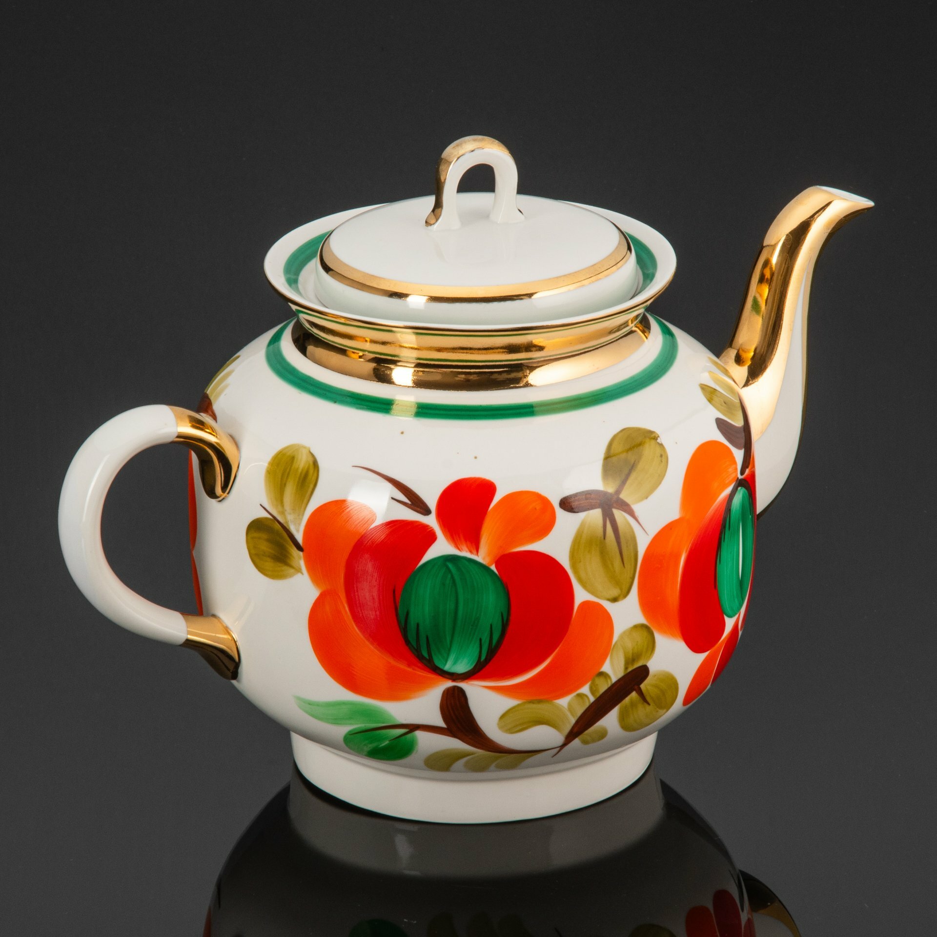 Чайник доливной, украшенный цветочным декором, фарфор, роспись, золочение