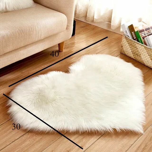 фото Коврик меховой белый в форме сердца