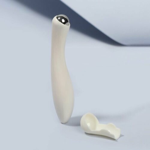 Белый массажёр для лица с металлическим шариком 45500₽