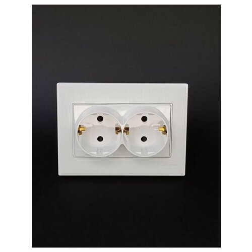 Розетка двухместная белая 273
