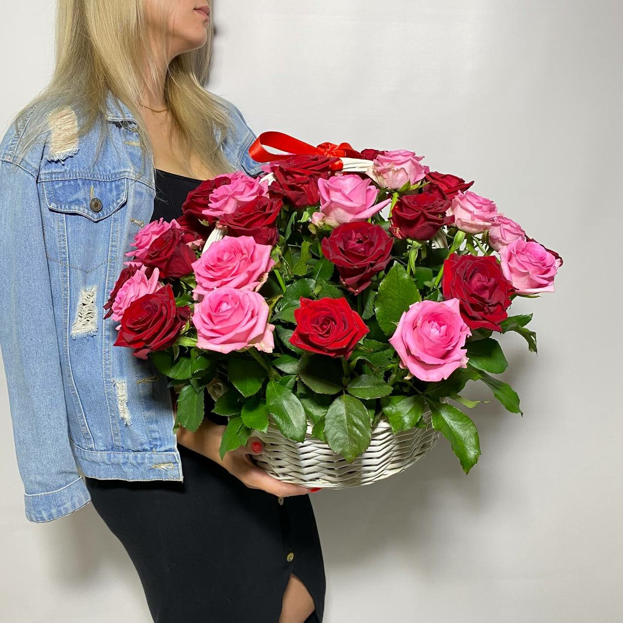 Корзина 41 Роза (красная и розовая)