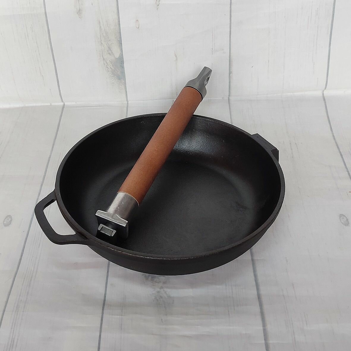 Сковорода чугунная 24 см со съемной деревянной ручкой Гардарика