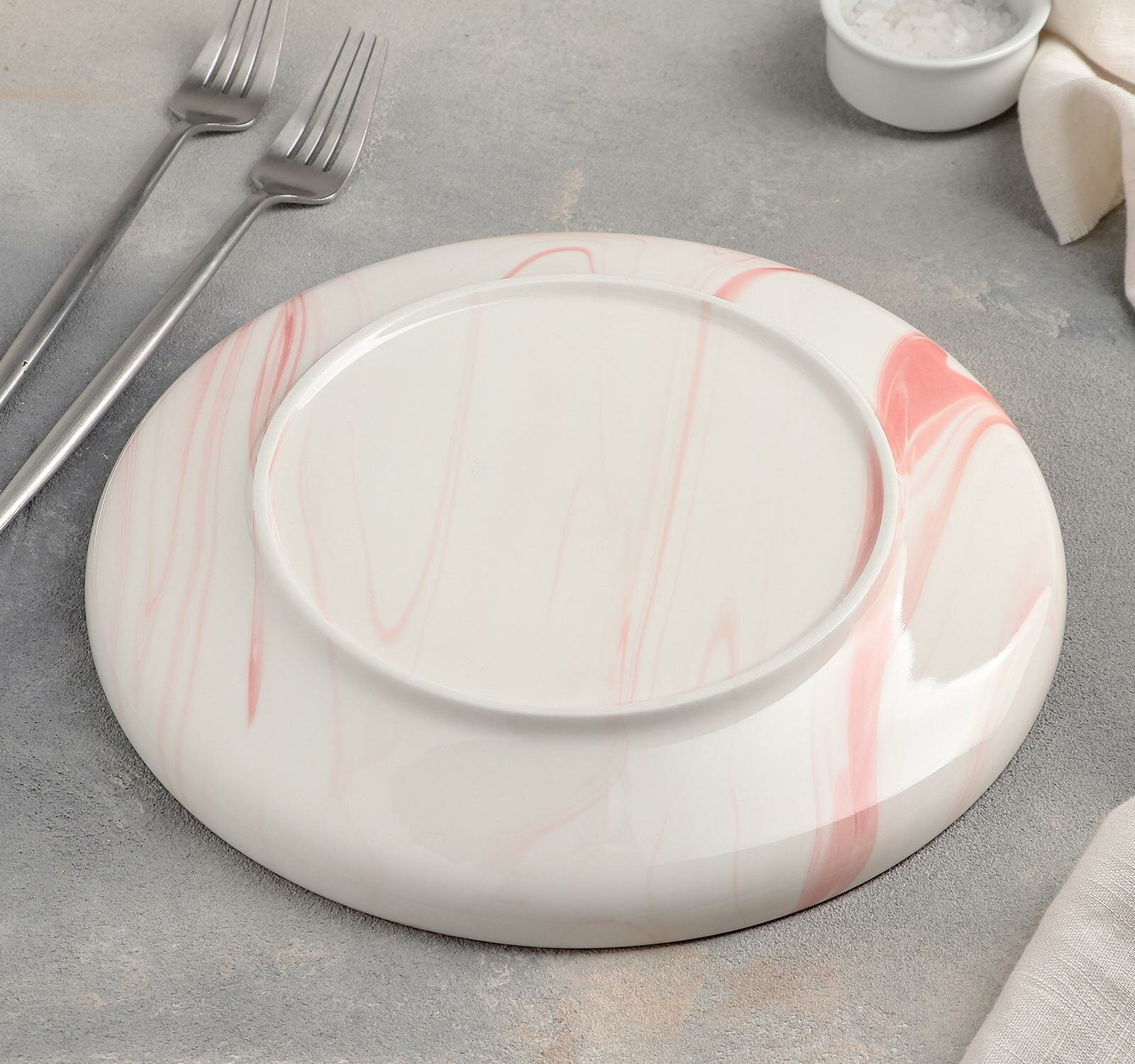 Тарелка керамическая обеденная "Мрамор", d25 см, цвет розовый