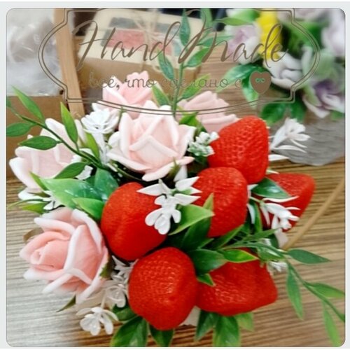 Цветы в корзине розы и клубники из мыла