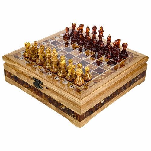 Шахматы с инкрустацией и фигурами из янтаря 28х28 см шахматы в шкатулке с инкрустацией из янтаря и янтарными фигурами