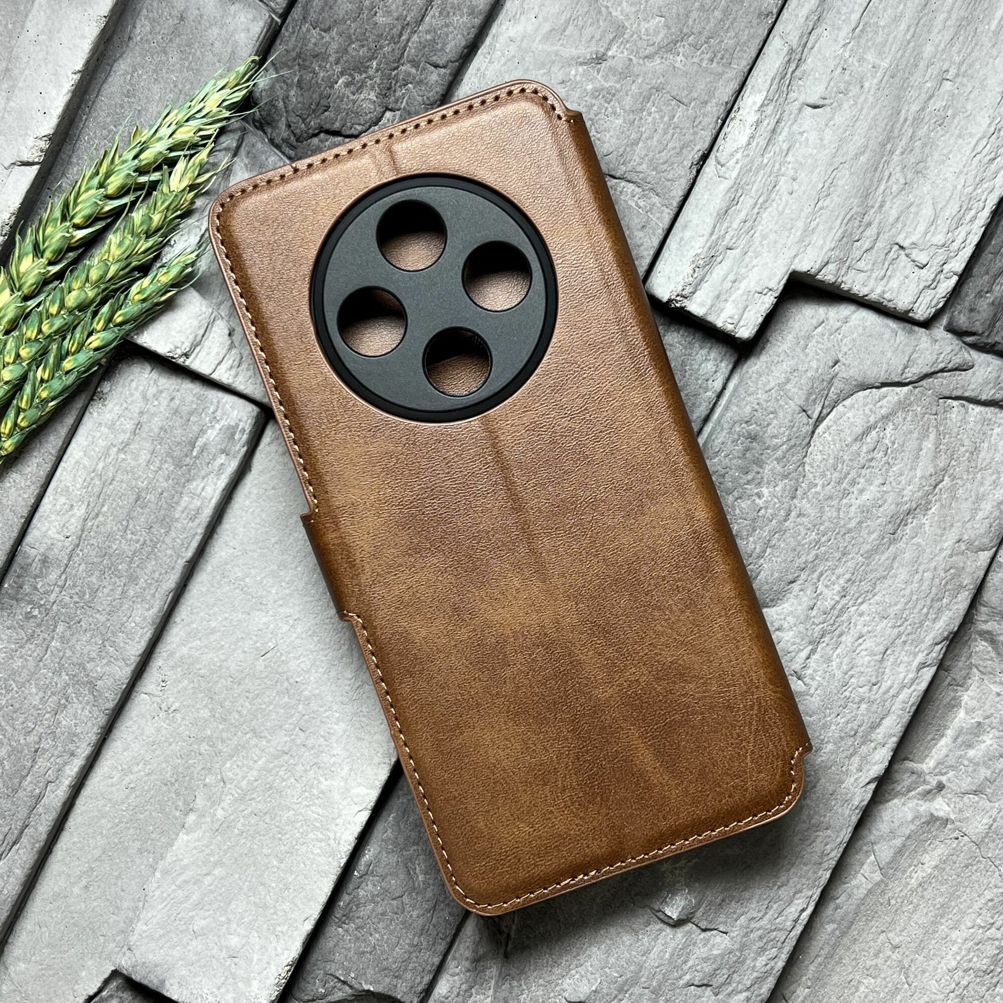 Чехол книжка для Tecno Spark 30C c магнитной застежкой / Техно Спарк 30С c хлястиком и отделением под карты , коричневый — фото 1
