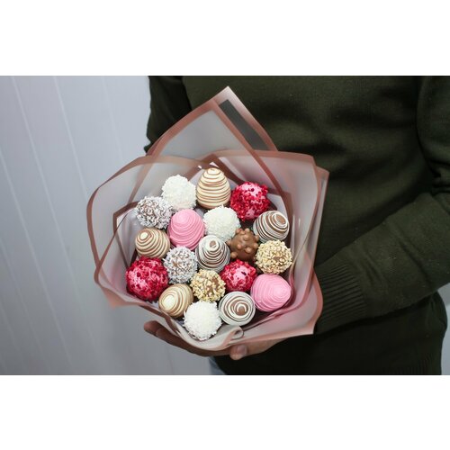 Букет Sweetheart из Клубники в белом молочном и розовом шоколаде Callebaut Упаковка розовая и эстетичная букет фиксирован атласной лентой 3590₽