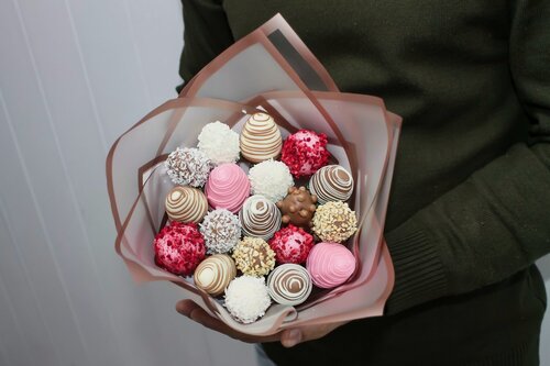 Изображение товара Букет “Sweetheart” из Клубники в белом молочном и розовом шоколаде Callebaut! Упаковка розовая и эстетичная букет фиксирован атласной лентой